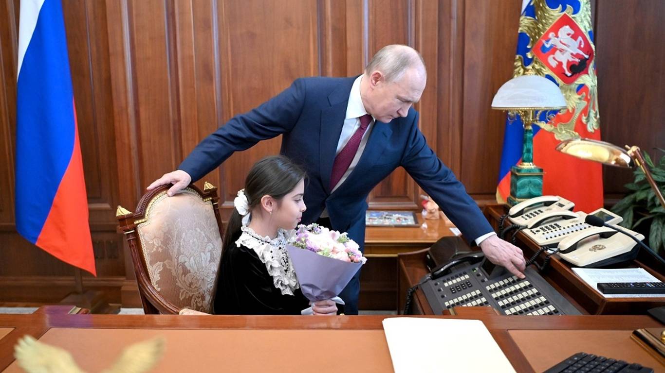 Президент вместе с девочкой позвонили членам правительства.