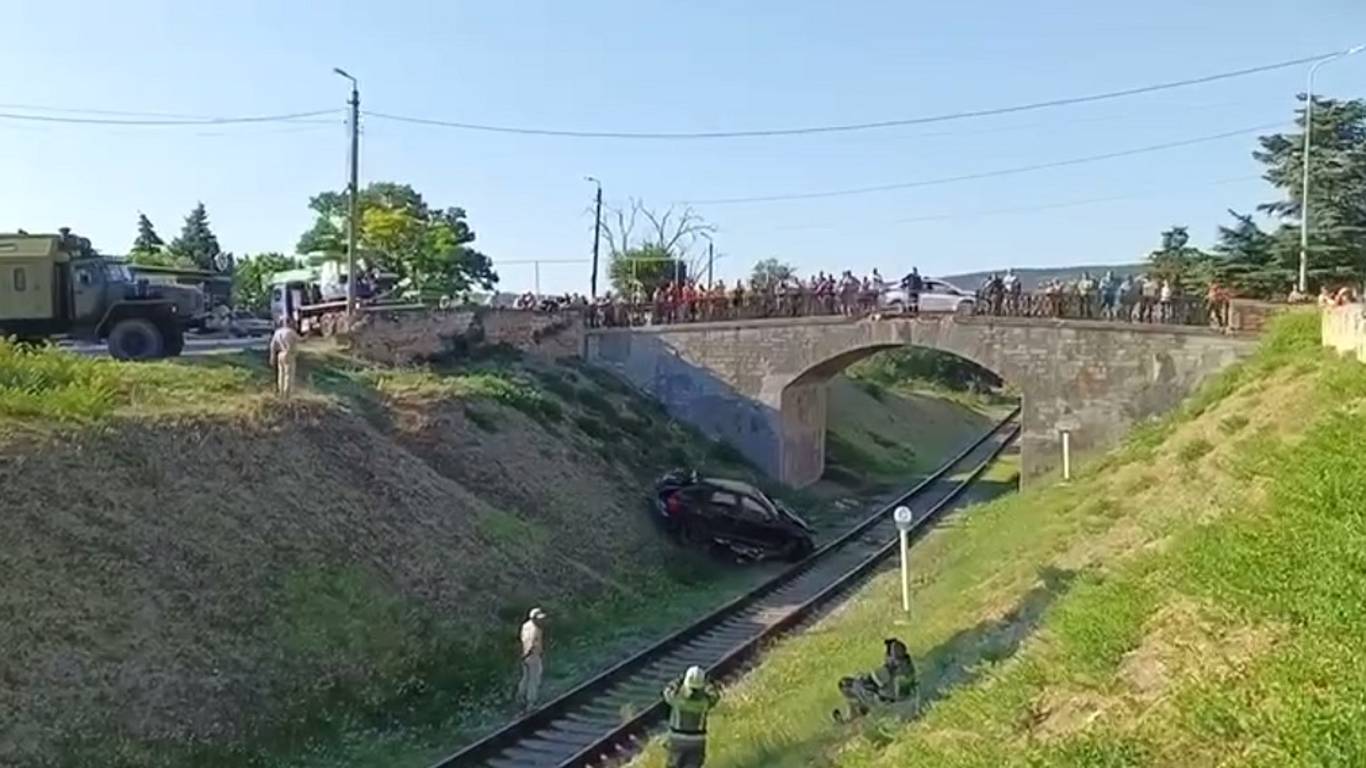 Старинный мост был поврежден в результате «пьяного» ДТП.