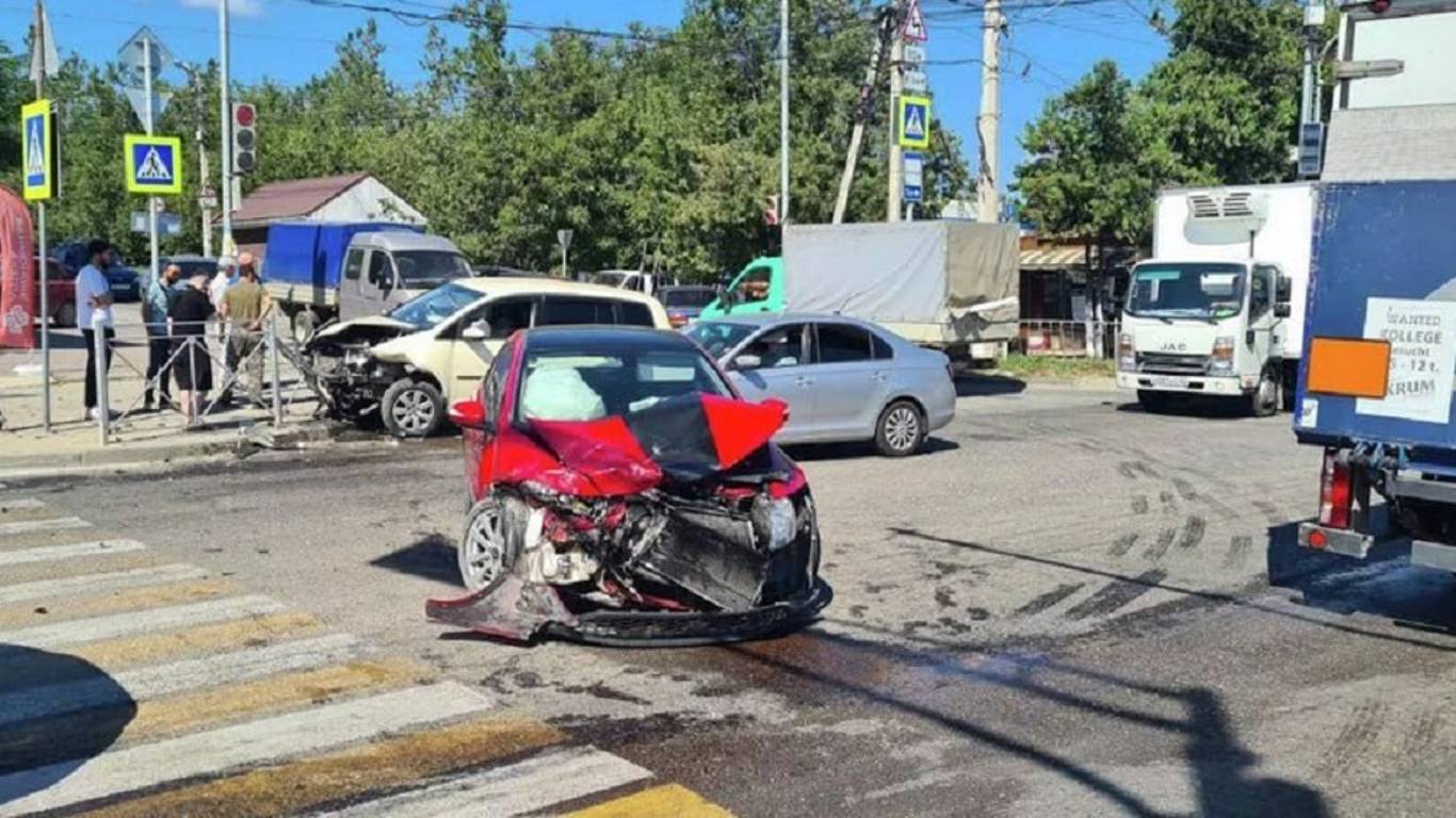 Полицейские устанавливают причины ДТП.